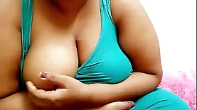 Indian aunty with alluring curves from Boobygirl4