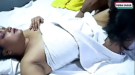 Hot Indian babe gets wild in steamy video